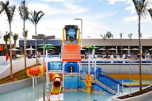 Una piscina cubierta, 8 piscinas al aire libre