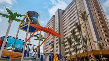 Piscina interna, 8 piscinas externas