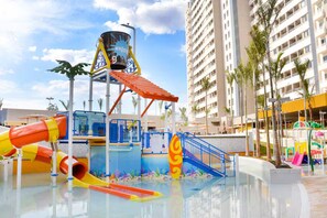 Una piscina cubierta, 8 piscinas al aire libre