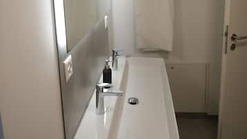 Dusj, hårføner, håndklær og såpe