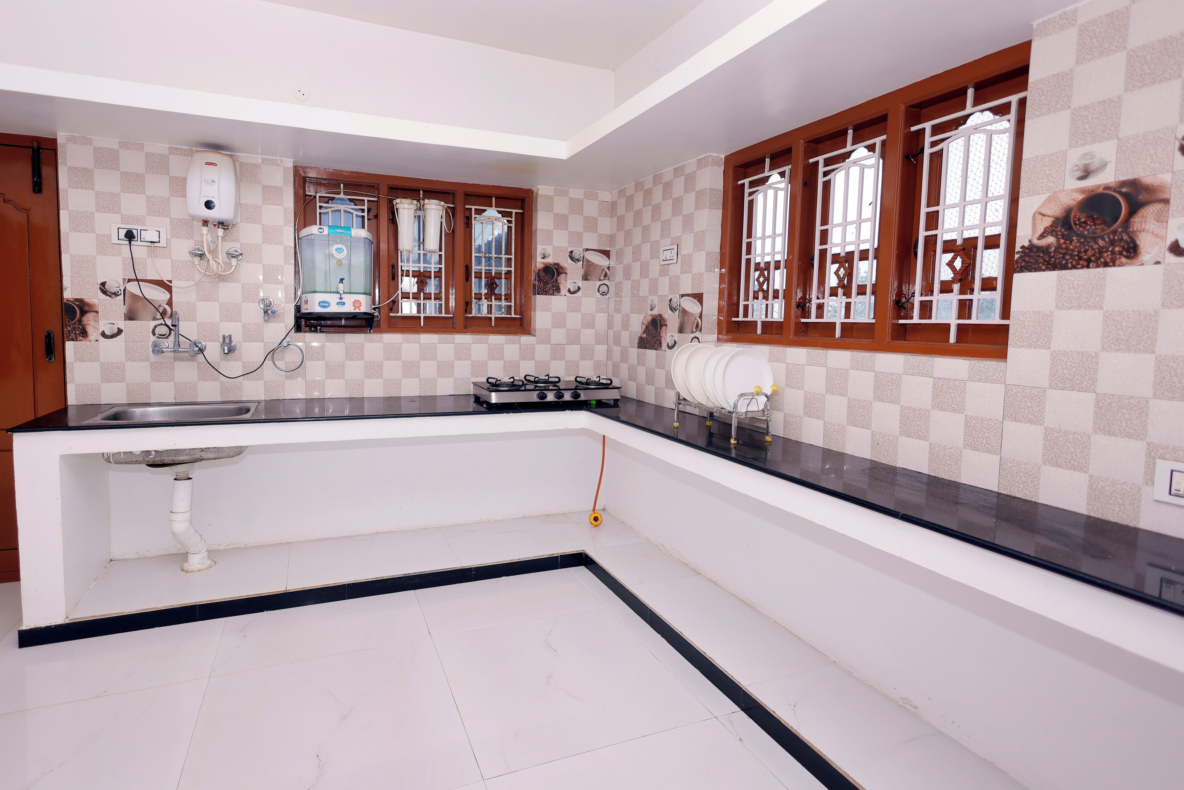 Kylskåp, mikrovågsugn, spishäll och vattenkokare