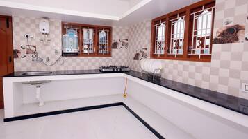 Kylskåp, mikrovågsugn, spishäll och vattenkokare