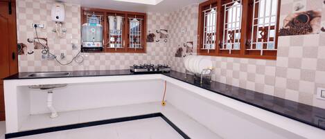 Refrigerador, microondas, parrilla de estufa y tetera eléctrica