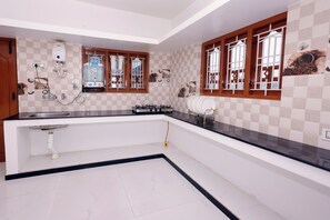 Geladeira, micro-ondas, cooktop, chaleira elétrica