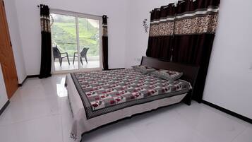 4 bedrooms, iron/ironing board, free WiFi, wheelchair access