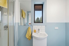 Articles de toilette écologiques, sèche-cheveux, serviettes fournies