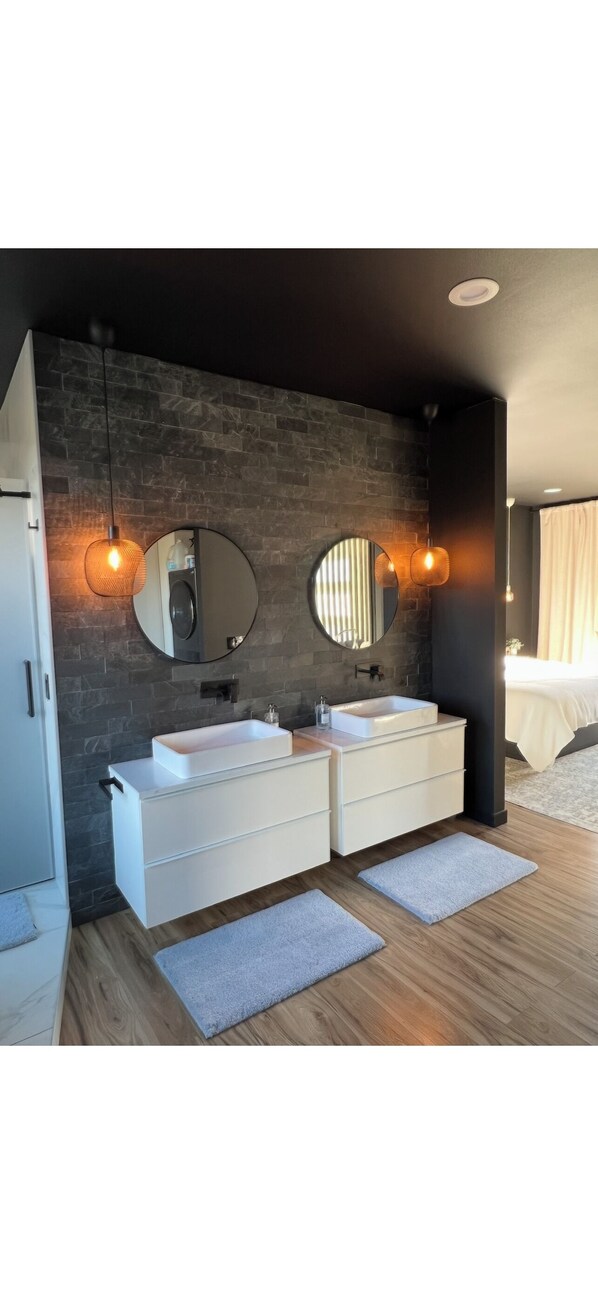 4 bedrooms, WiFi, bed sheets - Spacious Modern 4-bedroom house in pleasant Castle Rock with AC and Spa (Castle Rock)