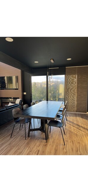 Dining - Spacious Modern 4-bedroom house in pleasant Castle Rock with AC and Spa (Castle Rock)