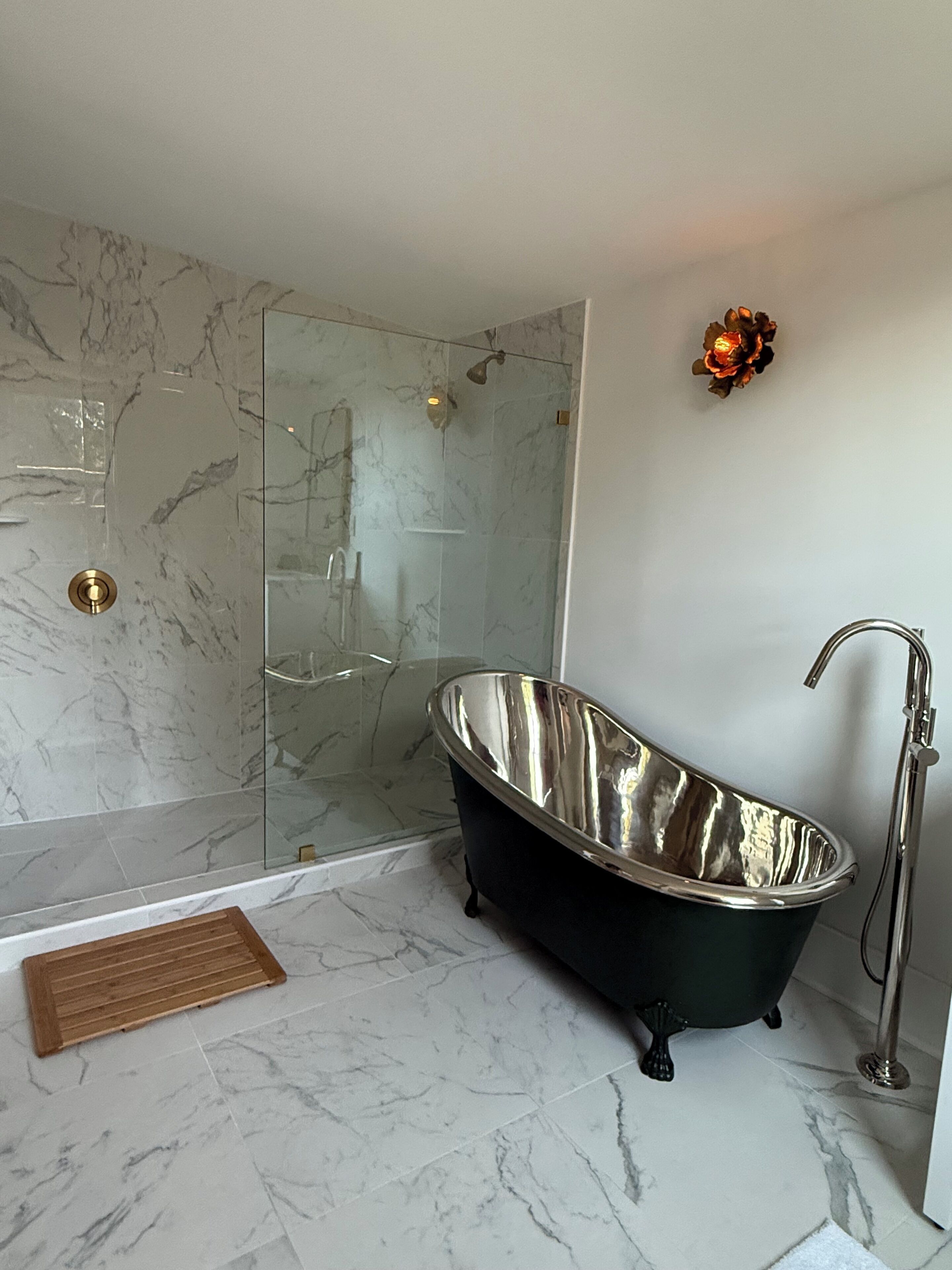 Haartrockner, Handtücher, Seife, Toilettenpapier