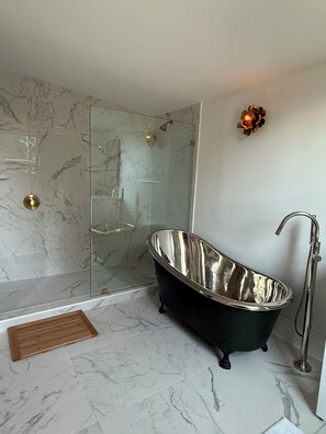 Haartrockner, Handtücher, Seife, Toilettenpapier