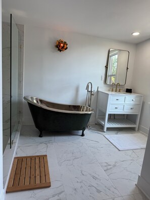 Hiustenkuivaaja, pyyhkeet, saippua, vessapaperi