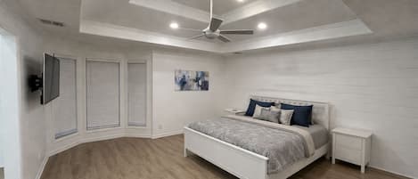 Tabla de planchar con plancha, wifi y ropa de cama