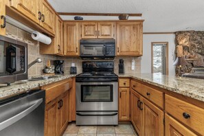Fridge, microwave, oven, stovetop - Slopeside Condo|Hot Tub|Free shuttle|Mountain View (Steamboat Springs)