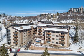 Exterior - Slopeside Condo|Hot Tub|Free shuttle|Mountain View (Steamboat Springs)