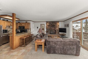 Fridge, microwave, oven, stovetop - Slopeside Condo|Hot Tub|Free shuttle|Mountain View (Steamboat Springs)