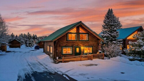 River Lodge | River Facing, Yellowstone, & Pets!