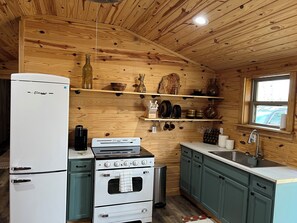 Een koelkast, een magnetron, een oven, een kookplaat