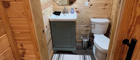 Haartrockner, Handtücher, Seife, Toilettenpapier