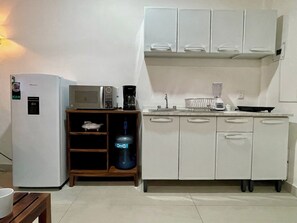 Mikrowelle, Wasserkocher mit Kaffee-/Teezubehör