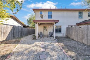 Exterior - Spacious 3BR, 2.5BA |Central Austin| Pet Friendly (Austin)
