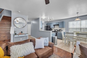 TV - TWO Cozy Homes Prime Austin| Sleeps 12| (Austin)