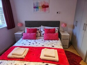 1 bedroom, iron/ironing board, WiFi, bed sheets - Modern and Romantic Flat, Close to Central London, Sleeps 4 People in 2 Rooms (London)