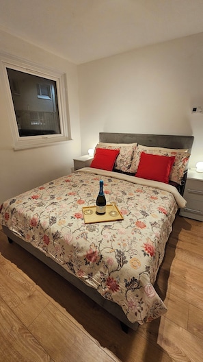 1 bedroom, iron/ironing board, WiFi, bed sheets - Modern and Romantic Flat, Close to Central London, Sleeps 4 People in 2 Rooms (London)