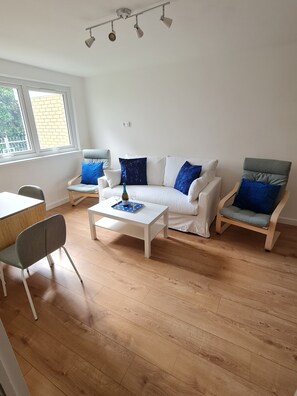 TV - Modern and Romantic Flat, Close to Central London, Sleeps 4 People in 2 Rooms (London)