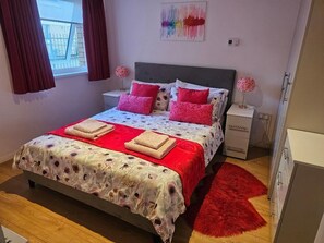 1 bedroom, iron/ironing board, WiFi, bed sheets - Modern and Romantic Flat, Close to Central London, Sleeps 4 People in 2 Rooms (London)