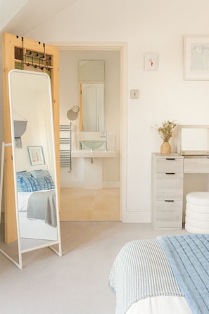 Apartament, 2 dormitoris, vistes a la ciutat | Cortines opaques, planxa i posts de planxar i wifi gratuïta