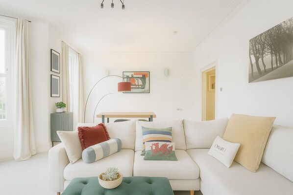 Living area - The Pontcanna Emerald | Free Parking | 3 Beds (Cardiff)