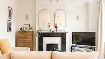 Apartment, 2 Bedrooms, City View | Living area