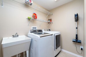 Interior - New listing, seasoned host! 3/2, FREE golf, 4-seat cart, RESIDENT pass (The Villages)
