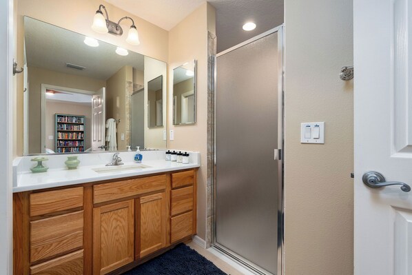 Shower, hair dryer, towels, toilet paper - New listing, seasoned host! 3/2, FREE golf, 4-seat cart, RESIDENT pass (The Villages)