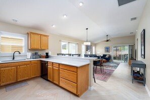 Interior - New listing, seasoned host! 3/2, FREE golf, 4-seat cart, RESIDENT pass (The Villages)