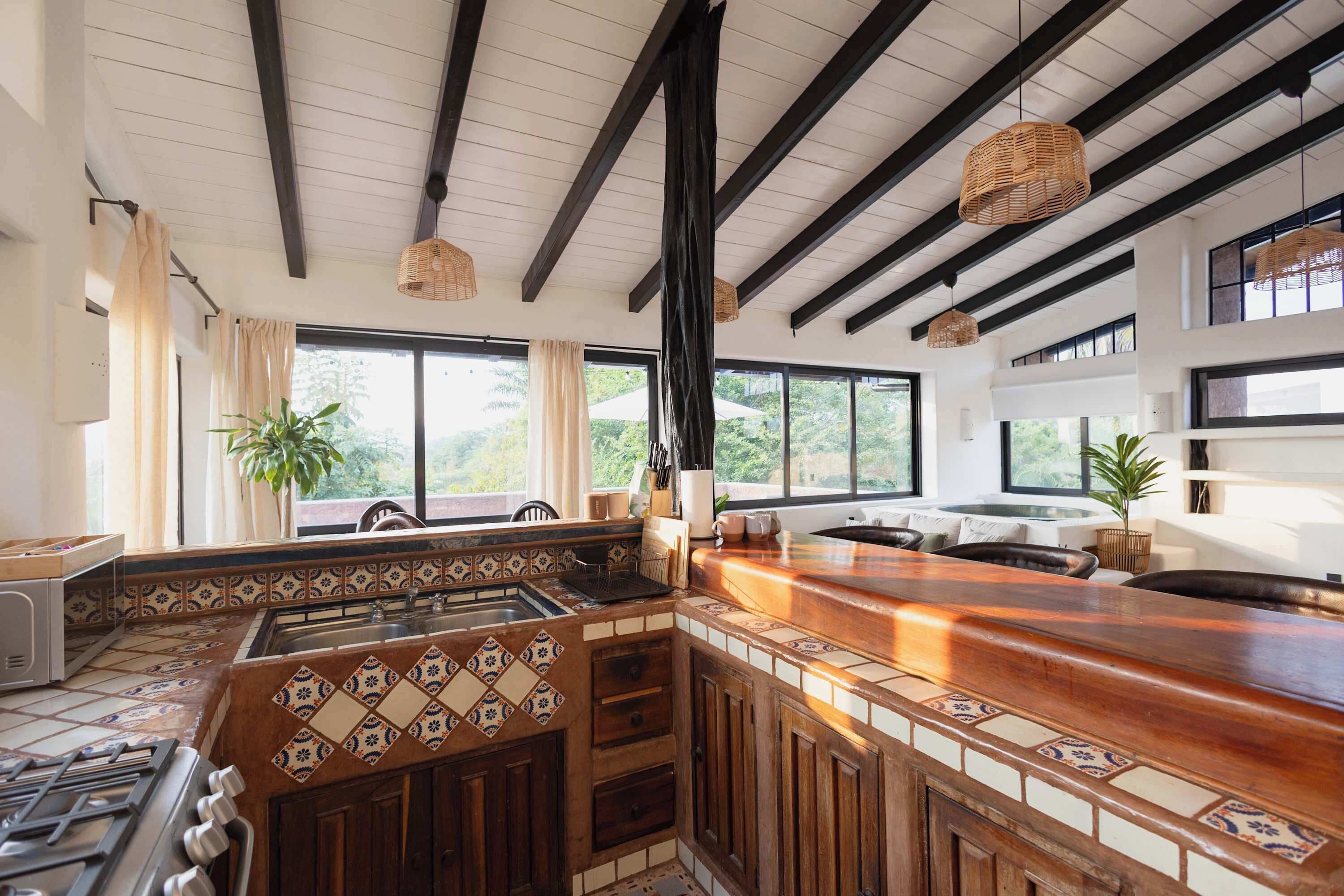 Réfrigérateur, four à micro-ondes, surface de cuisson, cafetière-théière