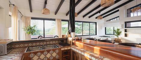 Réfrigérateur, four à micro-ondes, surface de cuisson, cafetiÚre-théiÚre