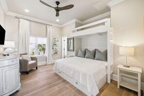 4 bedrooms, free WiFi, bed sheets - Skinny Love 30A Luxury Home w Heated Pool, Golf Cart, Bikes, Steps to Beach (Santa Rosa Beach)