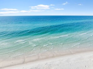 Uma praia com águas turquesa cristalinas e faixa de areia.