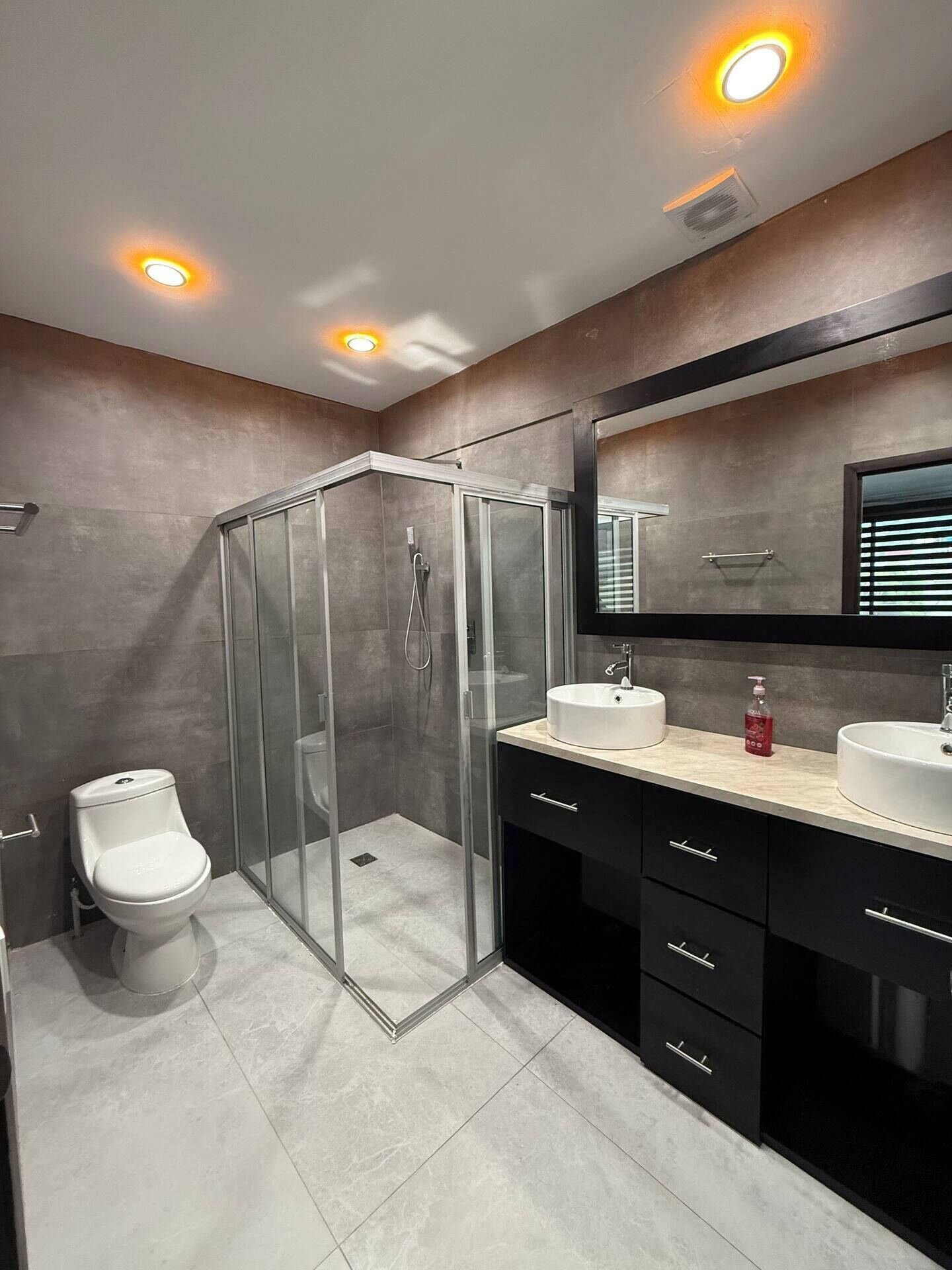 Sèche-cheveux, serviettes fournies, savon, papier toilette