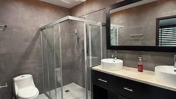 SĂšche-cheveux, serviettes fournies, savon, papier toilette