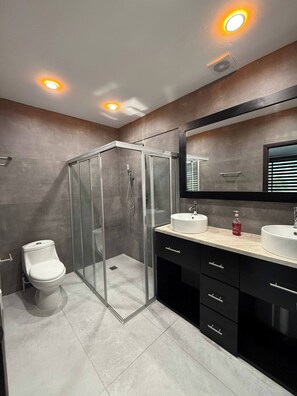 Hårtork, handdukar, tvål och toalettpapper