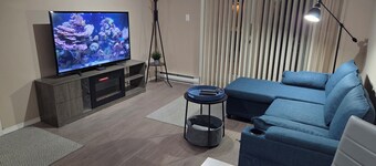 Cozy retreat on 17th fairway of golf course, a quick drive to ski hill.