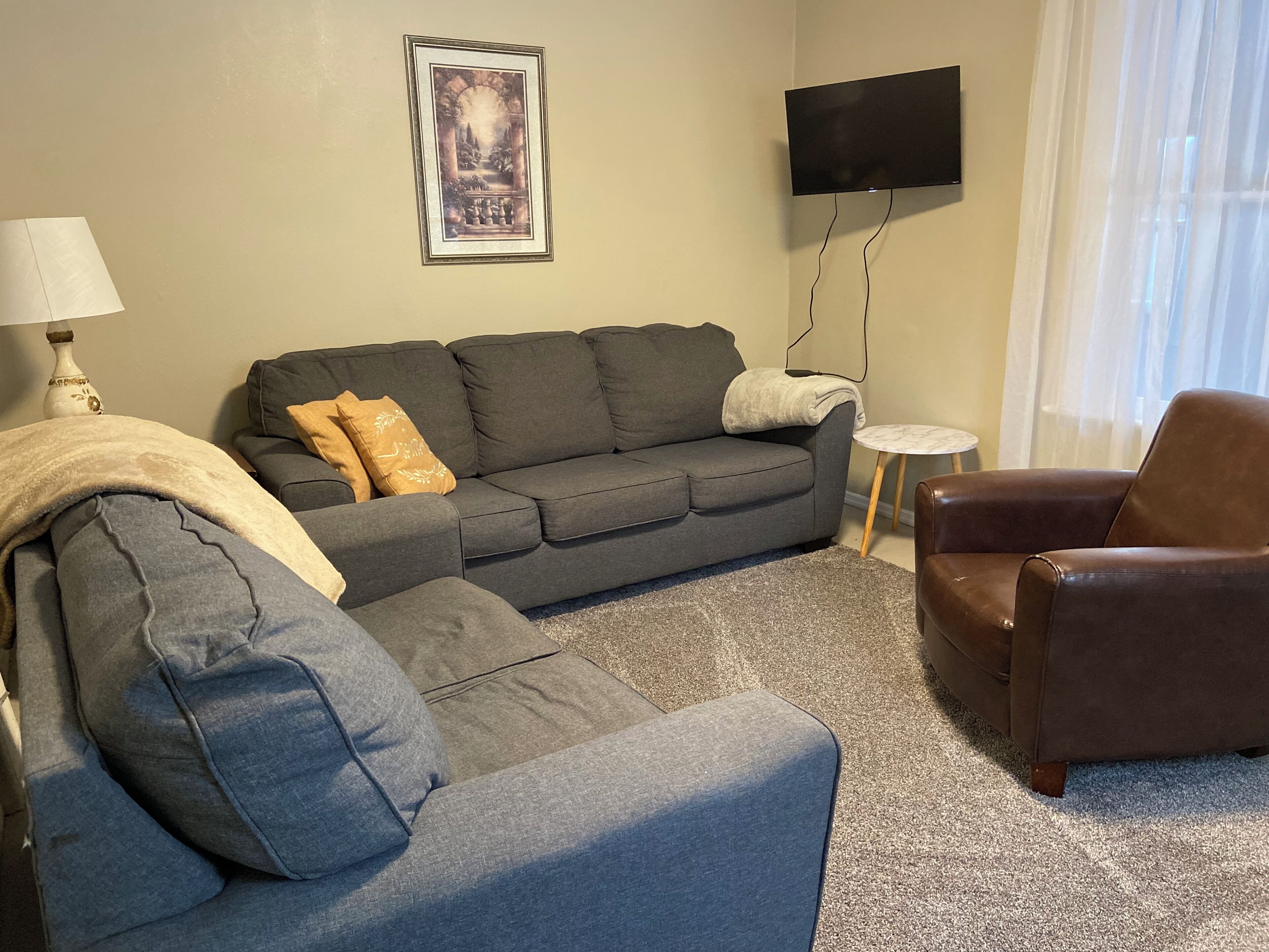 Een smart-tv en boeken