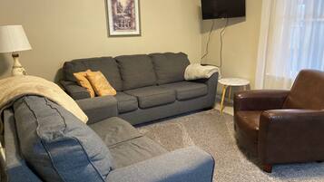 Een smart-tv en boeken