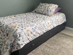 2 bedrooms, free WiFi, bed sheets - Cozy 2-bedroom cottage in historic Calumet (calumet)