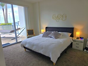 2 bedrooms, iron/ironing board, WiFi, bed sheets - Luxury 2BR in Downtown Fort Myers Pool & Terrace (Fort Myers)