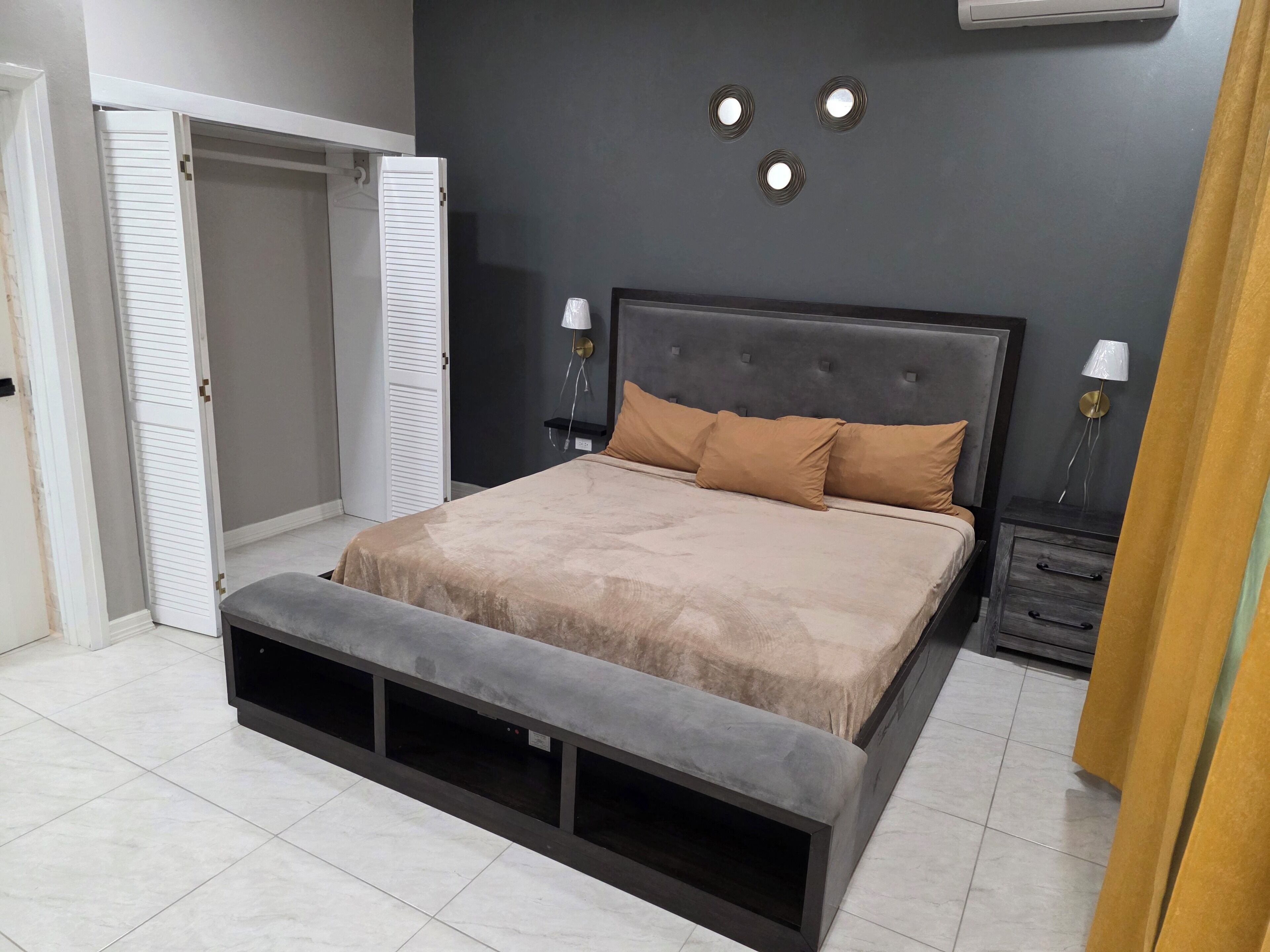 3 bedrooms, iron/ironing board, WiFi, bed sheets