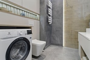 Shower, hair dryer, towels, soap - Luxury 2-room apartment in Praga-Północ Port Praski (Warszawa)