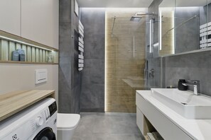 Shower, hair dryer, towels, soap - Luxury 2-room apartment in Praga-Północ Port Praski (Warszawa)